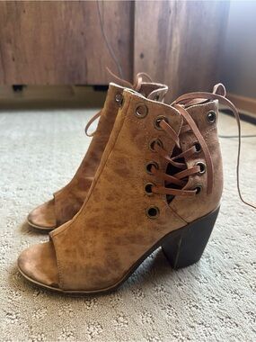 Vintage 93 Lace-Up Open-Toe Womens Ankle Boot in Tan